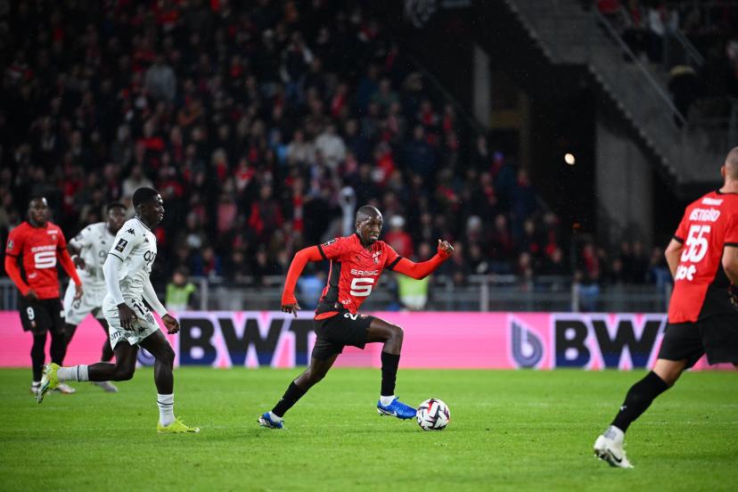 L'Étoile Rouge Belgrade se positionne sur le milieu rennais Glen Kamara