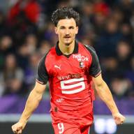 Rennes écrase Strasbourg avec un triplé de Lepaul, Beye respire